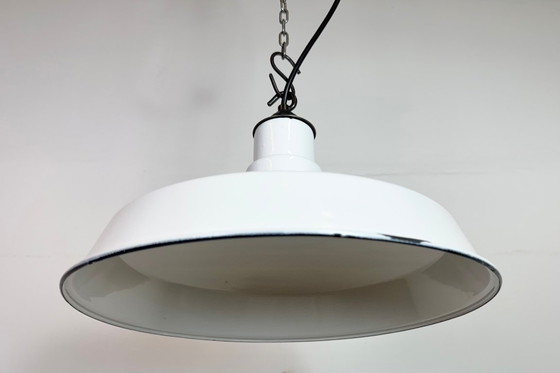 Image 1 of Industriële witte geëmailleerde fabriekshanglamp, jaren 60