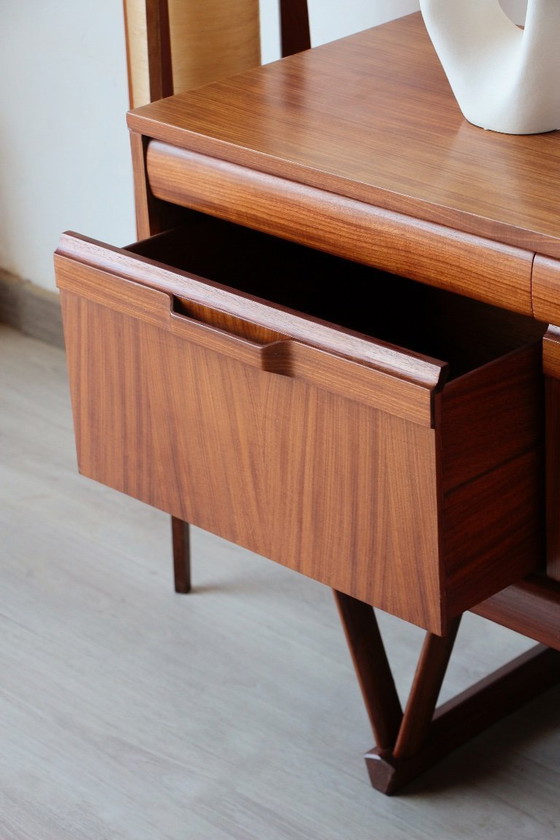 Image 1 of Elliotts of Newbury Low Dressoir: een icoon van mid-century design in teakhout