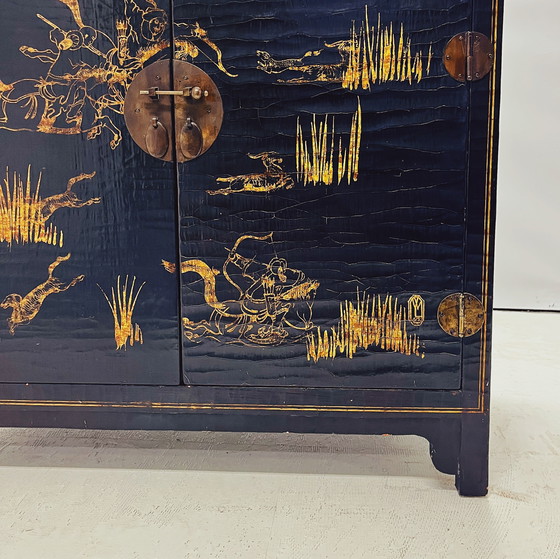 Image 1 of Cabinet chinois avec décorations dorées peintes à la main