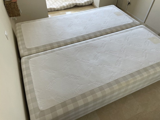 Basi letto Hästens con materassi, a quadri beige e bianchi, Materassi e reti, Tessile, Legno (foto 4 di 5)