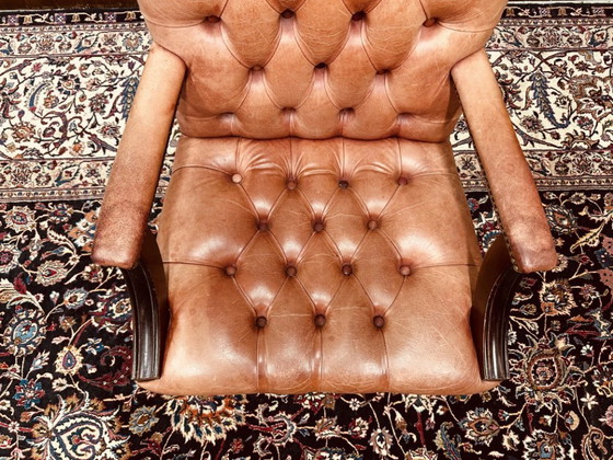 Silla de presidente inglesa color salmón – Sillas de oficina, Leather, Wood (photo 6 of 7)