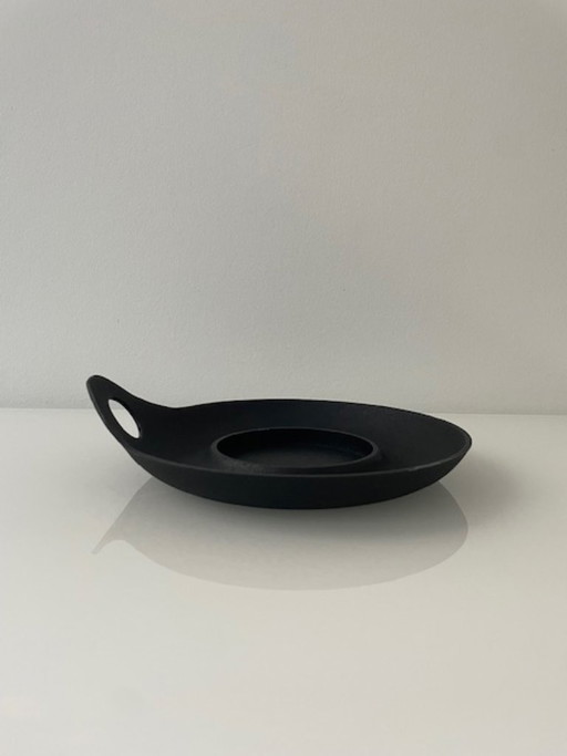 Portacandele dal design moderno in alluminio verniciato a polvere nero.