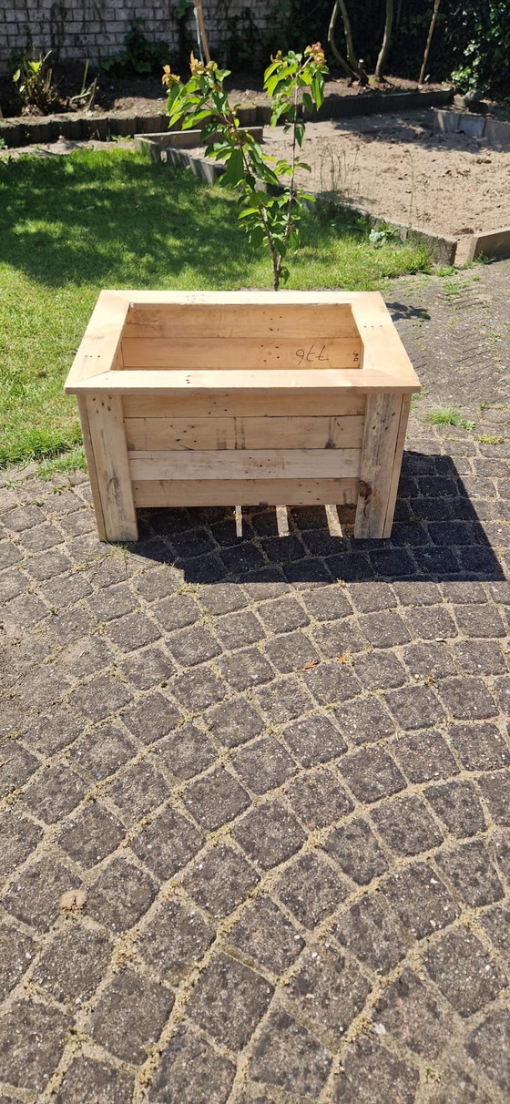 Image 1 of Fioriera robusta in legno riciclato per giardino o terrazzo.