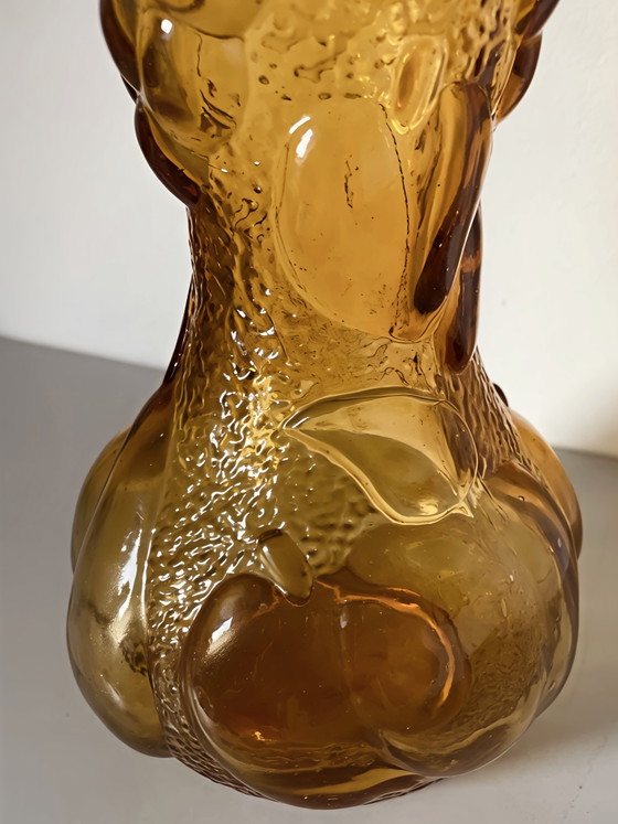 Image 1 of Jarrón italiano antiguo de Empoli, de cristal prensado color ámbar con relieve de motivos frutales.