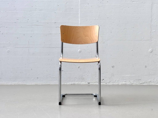 Juego de 2 sillas voladizas Thonet S43 de Mart Stam, fabricadas con tubos de acero cromado y madera contrachapada de haya.