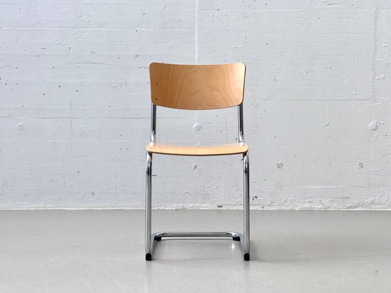 Image 1 of Juego de 4 sillas voladizas Thonet S43 de Mart Stam, fabricadas con tubos de acero cromado y madera contrachapada de haya.