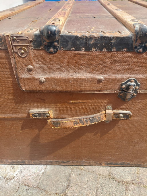 Coffre de voiture antique