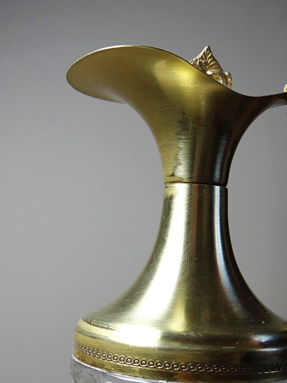 Image 1 of Vintage decoratieve schenkkan van gegoten glas en verguld messing, Italië circa 1980.