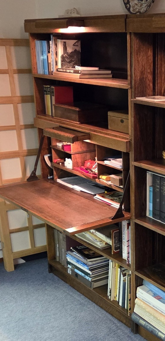 Image 1 of Antieke boekenkast met secretaire/klepbureau en verlichting