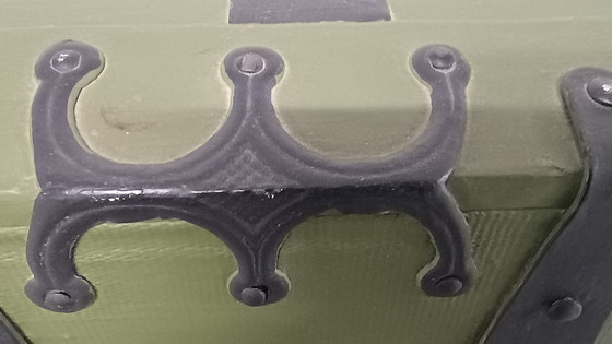 Image 1 of Vieux coffre avec ferrures en métal noir