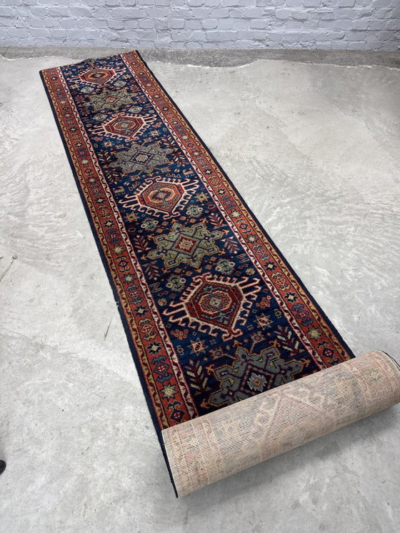 Image 1 of Tappeto lungo decorativo in stile Mid-Century, nei toni dell'indaco e della terra. 470 x 70 cm.