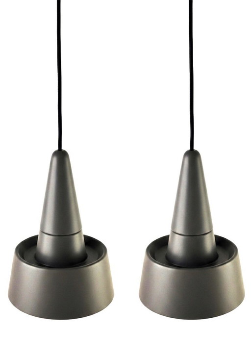 Set van twee SML 2.0 hanglampen van steengoed van NEO, ontworpen door Rodrigo Vairinhos – mat cementgrijs.