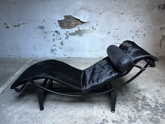 Image 1 of Vintage LC4 Chaise Longue zwart – Cassina