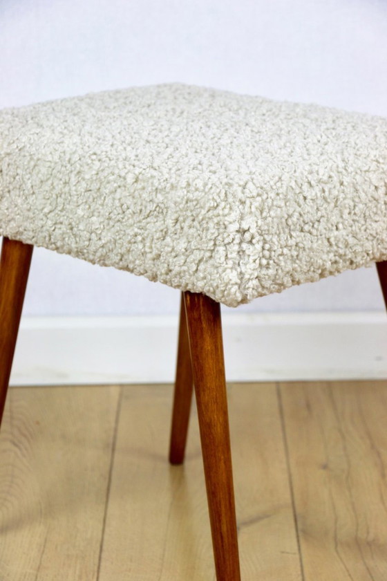 Image 1 of Taburete alto con asiento de bouclé beige y patas redondas de haya de los años 70.