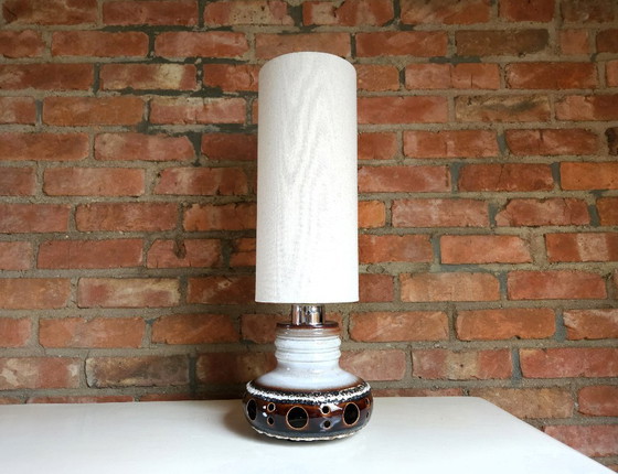 Image 1 of Vintage keramieken tafellamp; retro aardewerken lampenvoet van Herda met nieuwe handgemaakte lampenkap, west germany, fat lava t