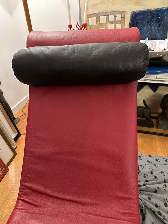 Image 1 of Original Cassina LC4 Chaise Longue – Vintage (50 years) with like-new red leather upholstery