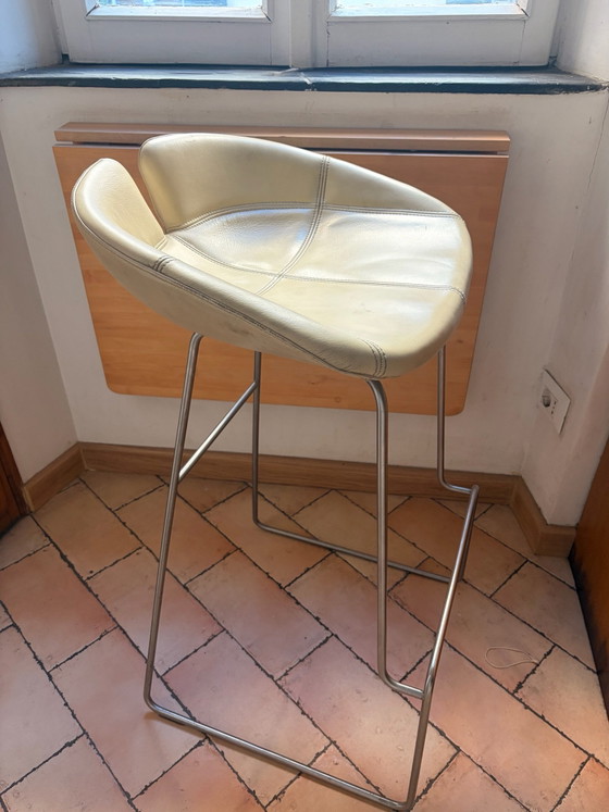 Autentico Sgabello da Bar Moroso in Pelle Italiana, Avorio / Crema | Design Scultoreo, Sgabelli, Metallo (foto 2 di 6)