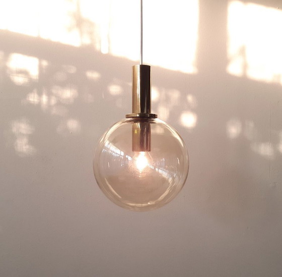 Image 1 of Lampada a sospensione vintage con sfera in ottone e vetro ambra, lampada a sospensione mcm