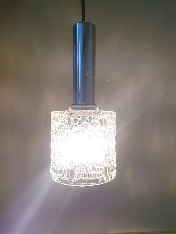 Image 1 of Suspension futuriste en verre craquelé avec luminaire chromé.