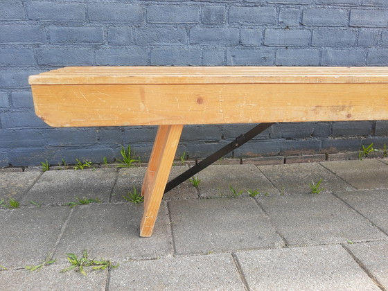 Image 1 of Wunderschöner antiker hölzerner Schulschreibtisch mit Lattenrost, 250 cm lang, Mid-Century
