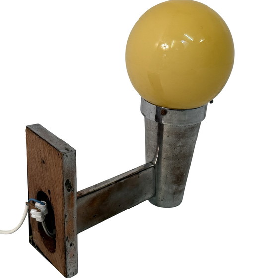 Image 1 of Napako (Repubblica Ceca) - Art Déco (Stile) - Lampada da parete con vetro opalino giallo e montatura in rame cromato