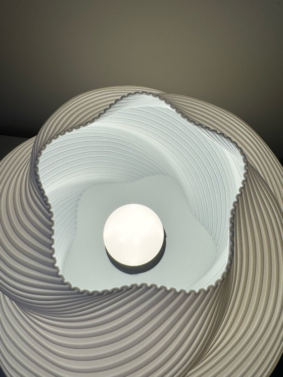 Lampada scultorea Magda | Bianco e nero – Archy, Lampade da tavolo (photo 6 of 6)