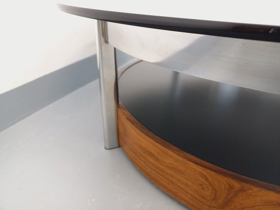 Image 1 of Vintage Italiaanse ronde salontafel uit de jaren 60/70, gemaakt van gebogen palissanderhout, verchroomd metaal en gerookt glas.