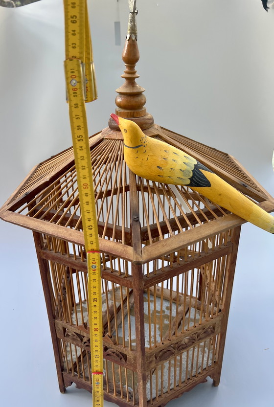 Image 1 of Dekorativer handgefertigter Vogelkäfig mit Holzvogel – Asien, ca. 1950er–1960er Jahre