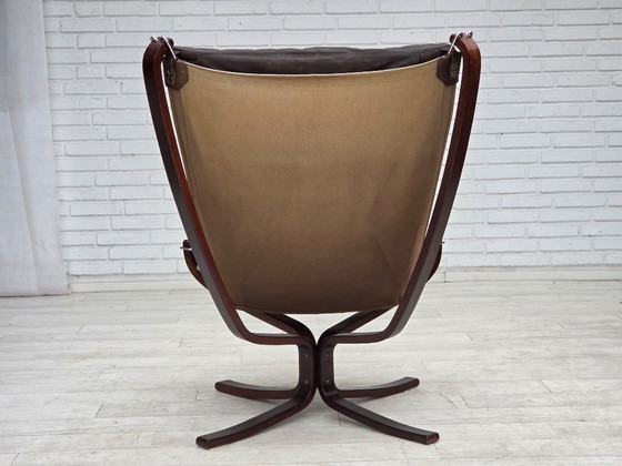 Image 1 of Jaren 70, Noors ontwerp van Sigurd Ressel, loungestoel met voetenbank, model "Falcon".