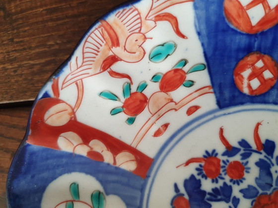 Image 1 of Due piatti giapponesi Imari (vaso di fiori e crisantemo), circa 1900.