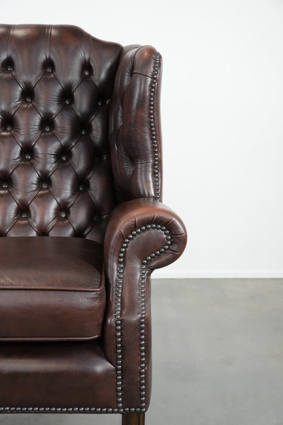 Image 1 of Tijdloze bruine rundleren chesterfield oorfauteuil in Engelse stijl