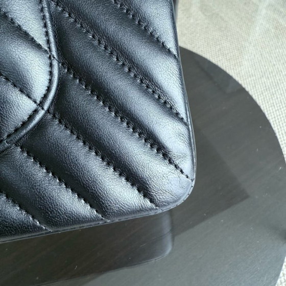 Image 1 of Borsa Chanel Classic Flap Medium - 25 cm in pelle di agnello con motivo chevron, nera, con finiture dorate, serie 23