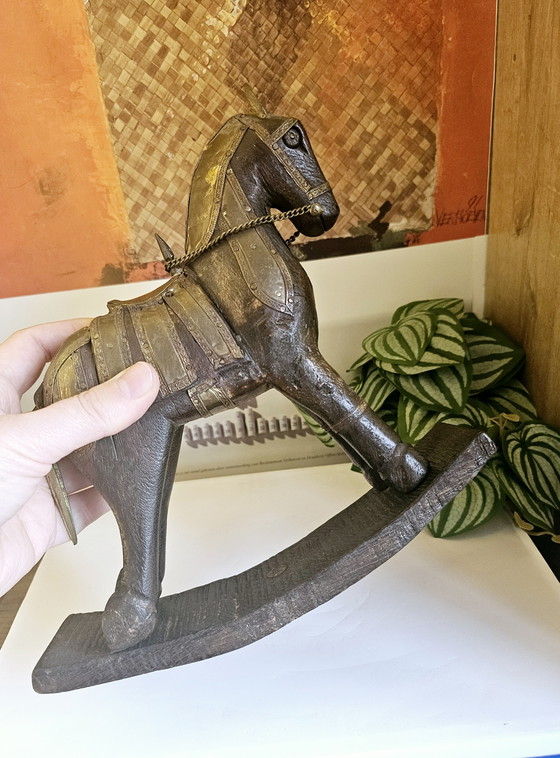 Image 1 of Statuetta vintage a forma di cavallo a dondolo in legno con decorazioni in ottone
