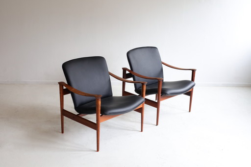 Conjunto de dos sillones modelo 711, Frederik Kayser