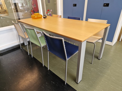 Tavolo da pranzo Arco Graphic con sei sedie Zip Desalto