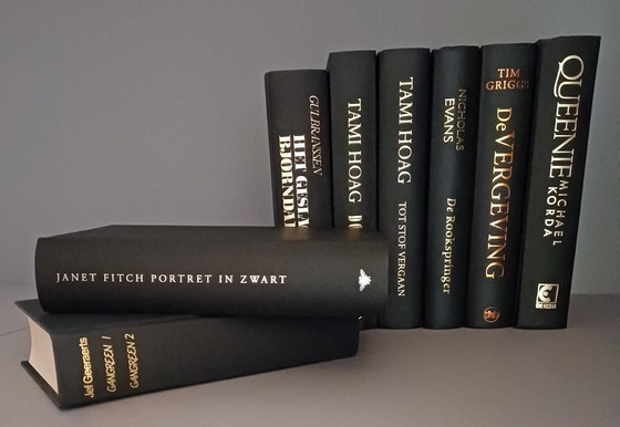 Dekorative Bibliothek | 8 Schwarze Gebundene Bücher | Schwarz & Gold – Kaffeetisch-Bücher, Paper (photo 4 of 8)