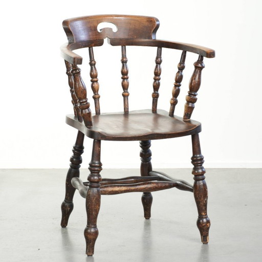 Houten Engelse antieke pub/ captain chair uit eind 19e eeuw met karakter en een prachtige kleurstelling
