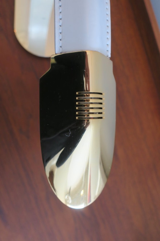 Image 1 of Lámpara de escritorio Tras Milano, con inscripciones en cuero cosido y latón chapado en oro, Italia, década de 1970.