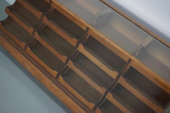 Image 1 of Antieke Britse Esdoorn- en Eikenhouten Fourniturenkast / Winkeltoonbank, 1920/30s