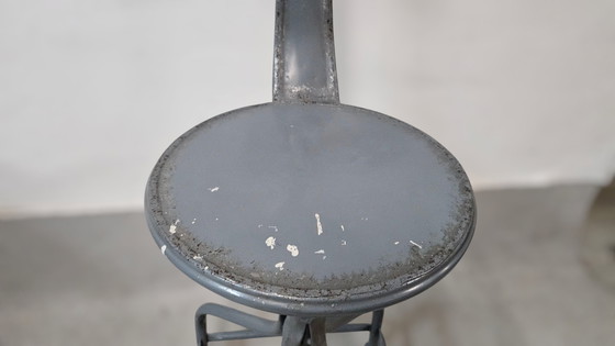 Image 1 of vintage metalen industriële Whale Tail draaistoel gereedschapsstoel grijs