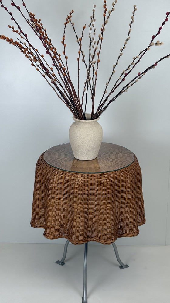 Image 1 of Table d'appoint en rotin avec nappe et draperie fantôme en osier