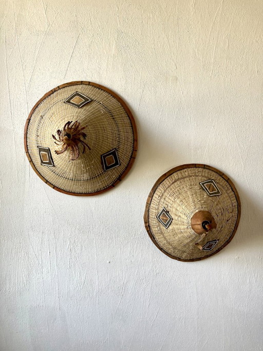 Duo de chapeaux traditionnels Peuls (Tingandé), Afrique de l'Ouest – wanddecoratie, Rattan