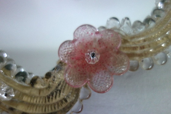 Image 1 of Specchio veneziano, in vetro soffiato di Murano, con motivi floreali e perline