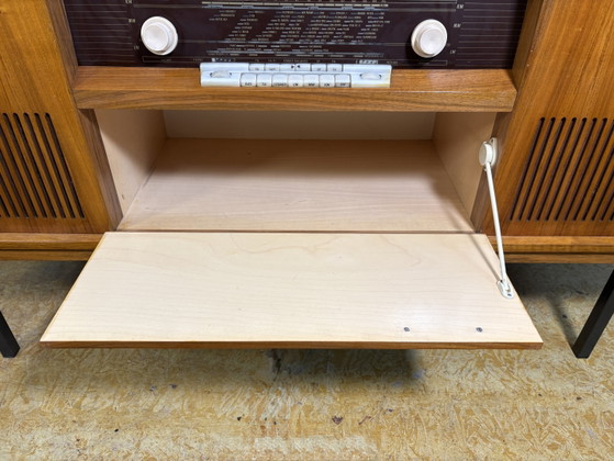 Image 1 of Mid-century retro vintage dressoir van gevlamd teakhout met radiogram – Loewe radio en platenspeler (jaren 1960-1970)
.