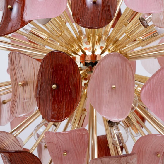 Image 1 of Italiaanse Sputnik-kroonluchter in roze en robijnrood Murano-glas en messing