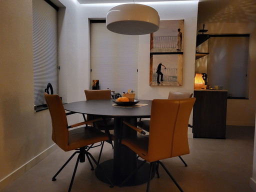 Musterring dining table Napooli round and 4 leather chairs Helmond