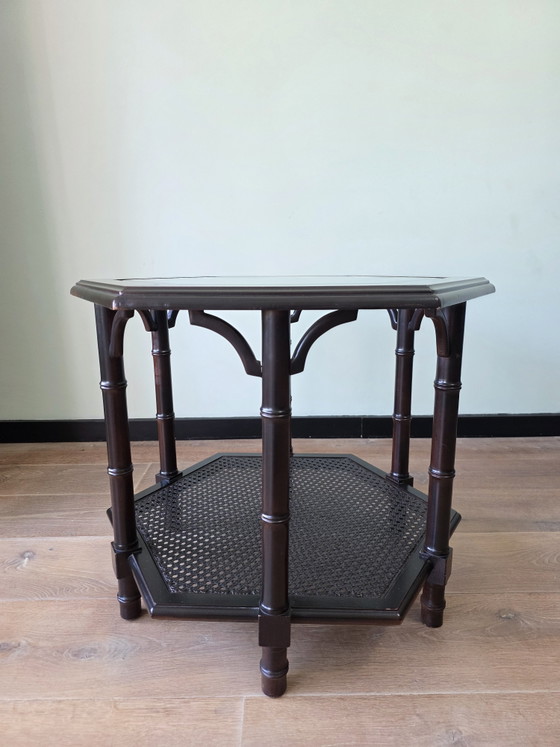 Image 1 of Vintage Hollywood Regency / Faux Bamboo bijzetafel met facetgeslepen glas