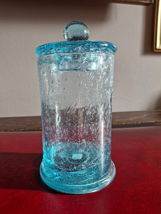 Snoeppot voor verdienstelijke kinderen in gebubbeld glas uit Biot, bekend als apothekerspot, met deksel