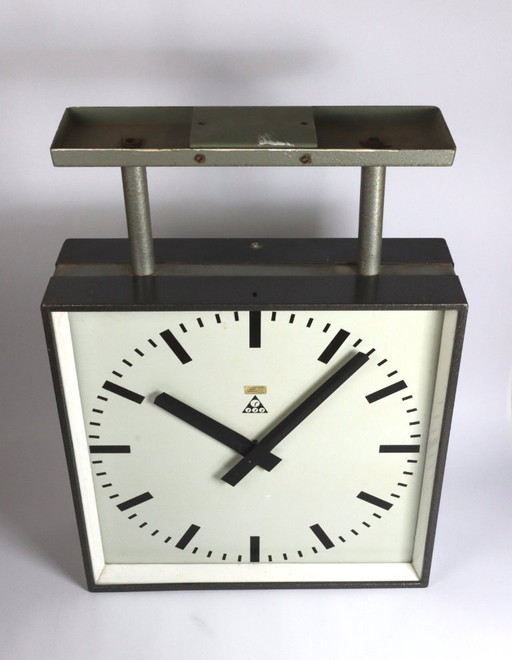 Bahnhofs- oder Werksuhr, doppelseitig, Marke Pragotron, 1950 – klokken, Metal (photo 2 of 6)