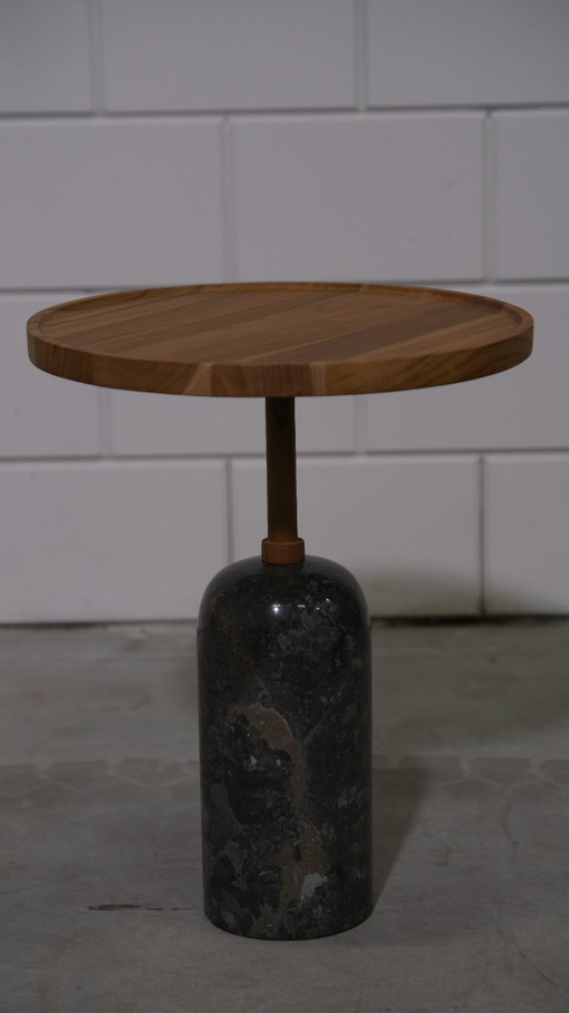 Table d'appoint Sarek – teck massif avec base en pierre naturelle (modèle d'exposition)